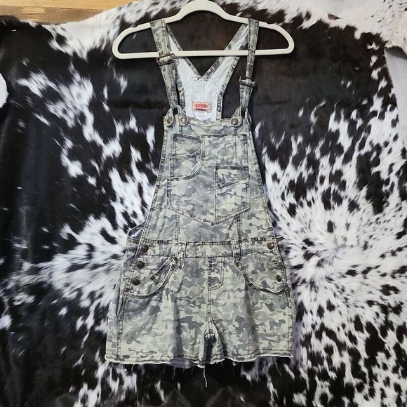 Camo Overalls Shorts - Picture 2 of 7